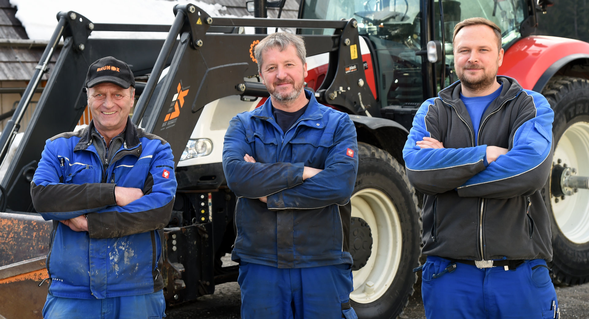 Bauhofmitarbeiter stehen vor dem Traktor: von links Ertler, Gasser, Krammer