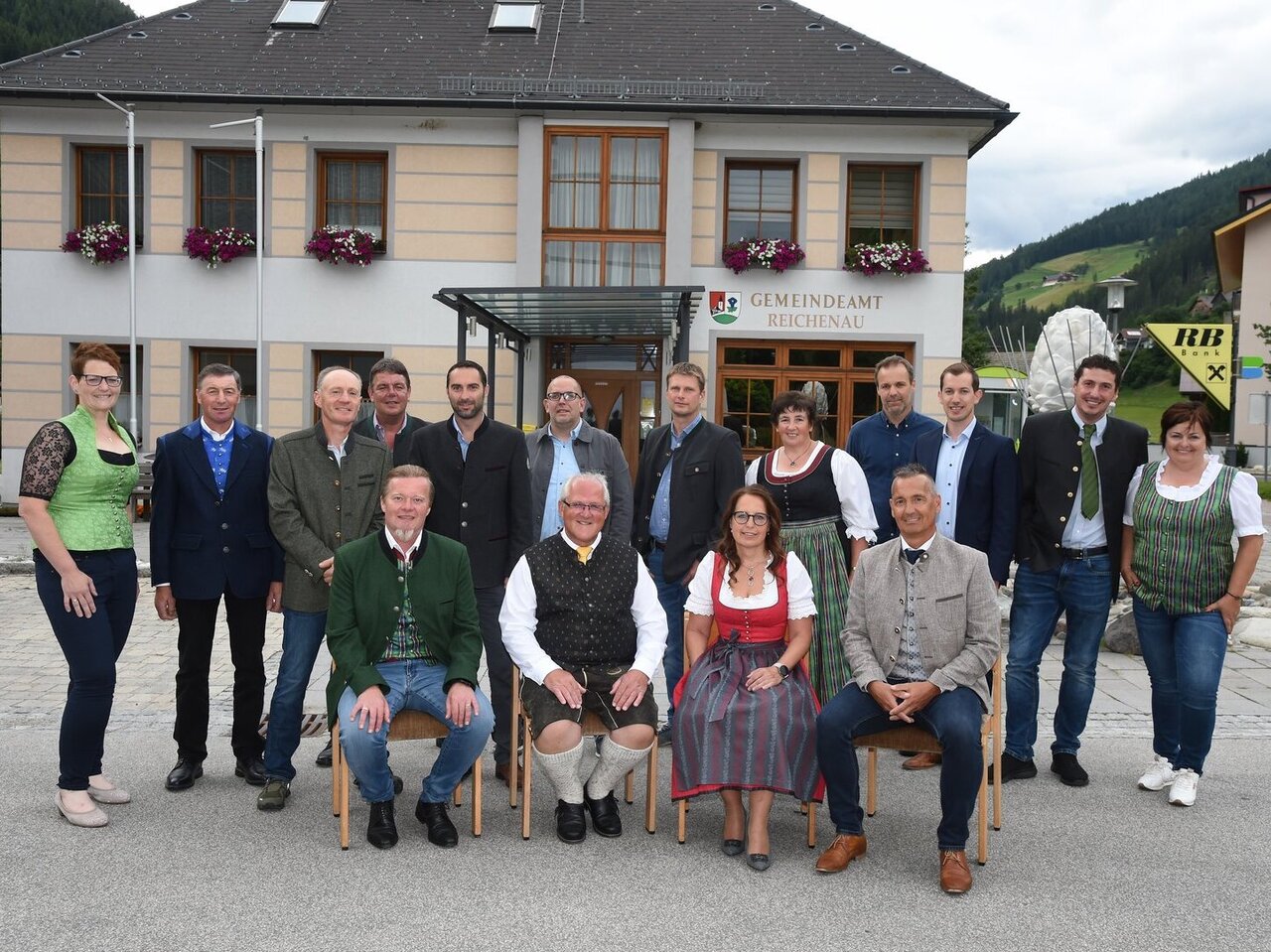 Hier sehen Sie unseren gewählten Gemeinderat von 2021. v.l.n.r. hinten beginnend Schmölzer Eva, Schusser Reinhard, Gellan Manfred, Ortner Vokler, Bacher Daniel, Unterrainer MArkus, KRammer Tobias, Mitter Monika, Prettner Martin, Trattler Tobias, Schweiger Marco, AL Komar Petra, GV Altersberger Alexander, Bgm. Lessiak Karl, Vizebgm. Pertl Sonja, GV Gruber Heimo